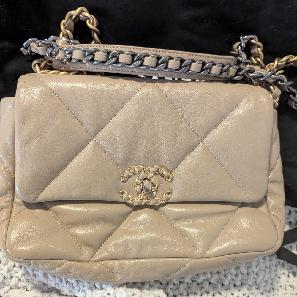 Chanel 19 Light Beige Quilted Shoulder Bag - Picture 3 of 12